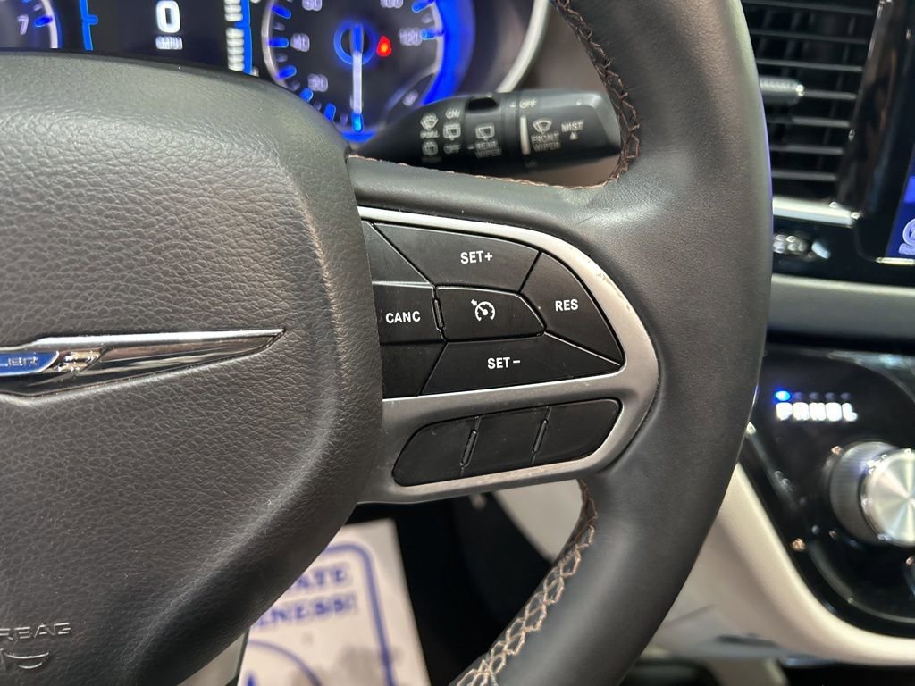 Used 2017 Chrysler Pacifica Touring-L image 25