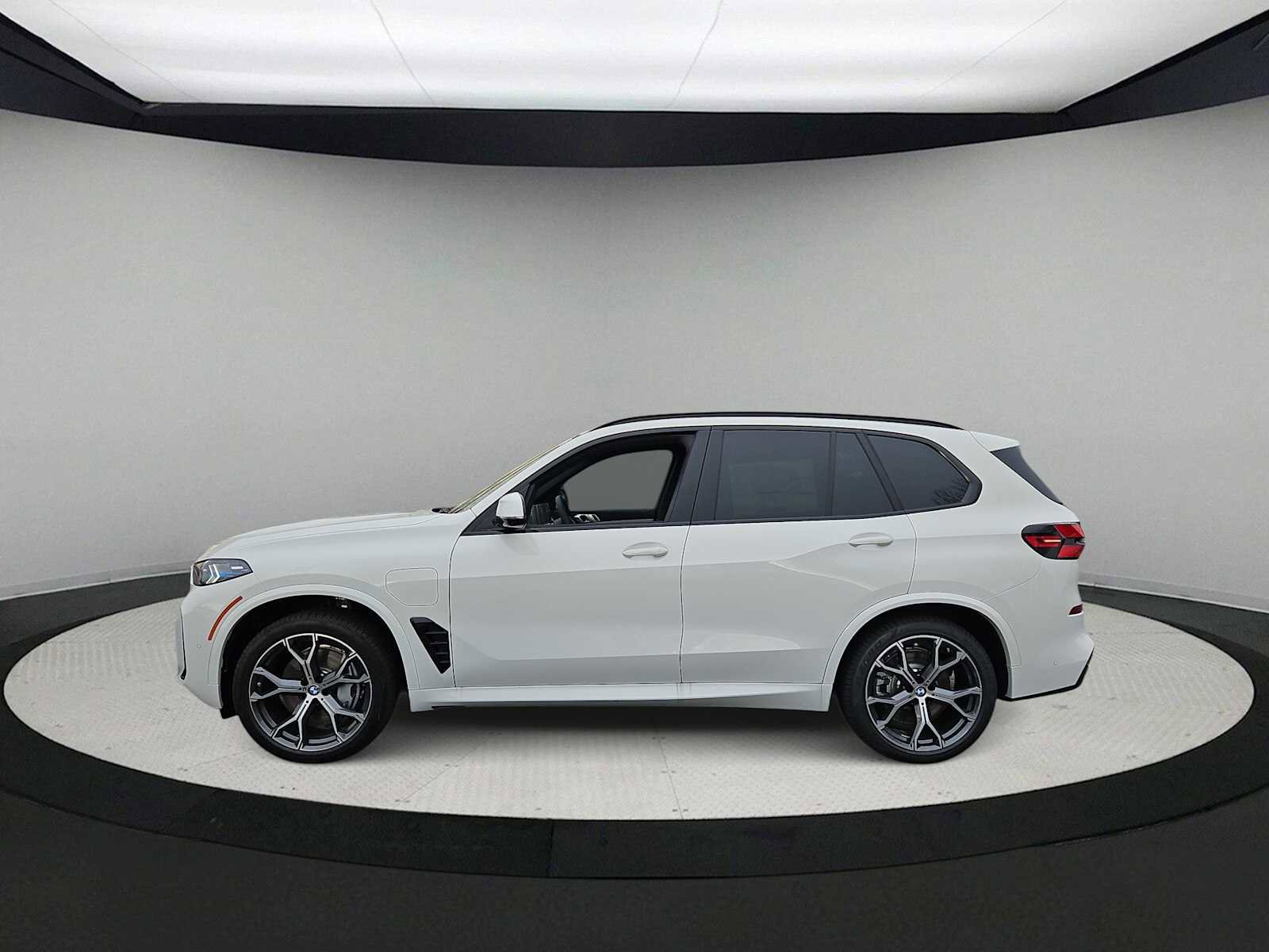 New 2026 BMW X5 xDrive50e w/ M Sport Package image 5
