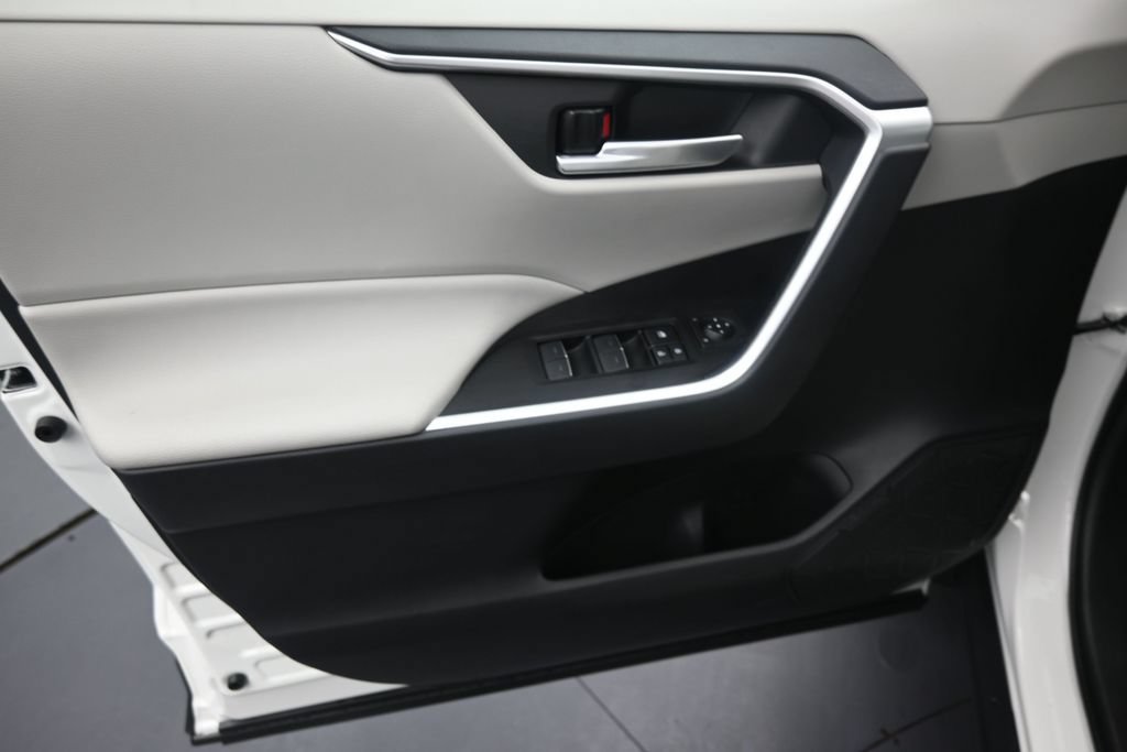 Used 2025 Toyota RAV4 XLE w/ Convenience Package FWD image 11