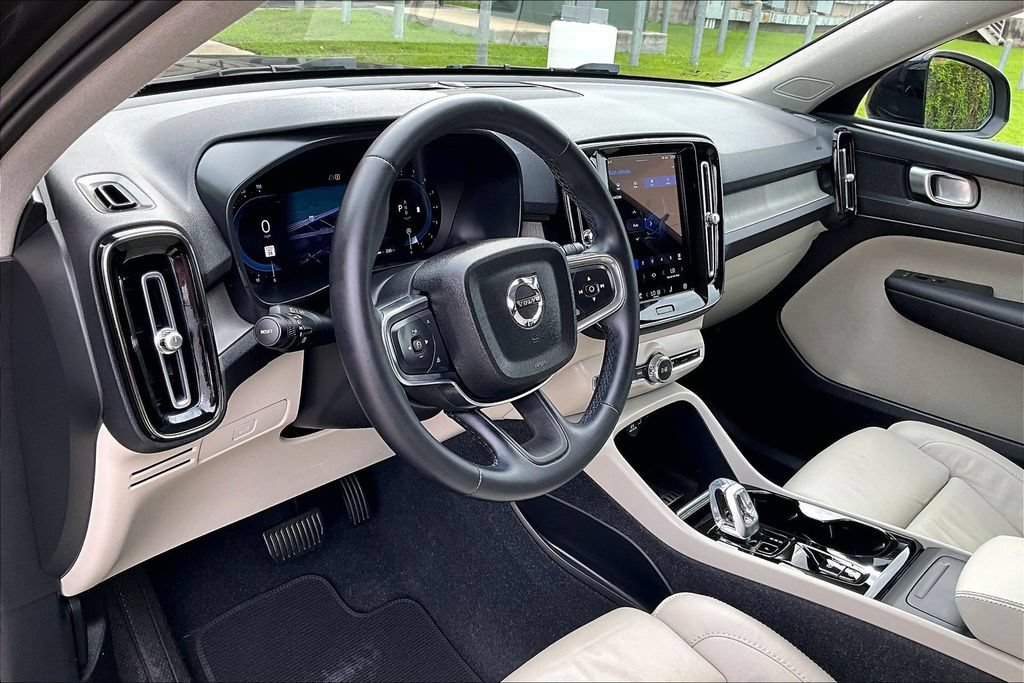 Certified 2023 Volvo XC40 B5 Plus w/ Driver Assist Package AWD/4WD image 17