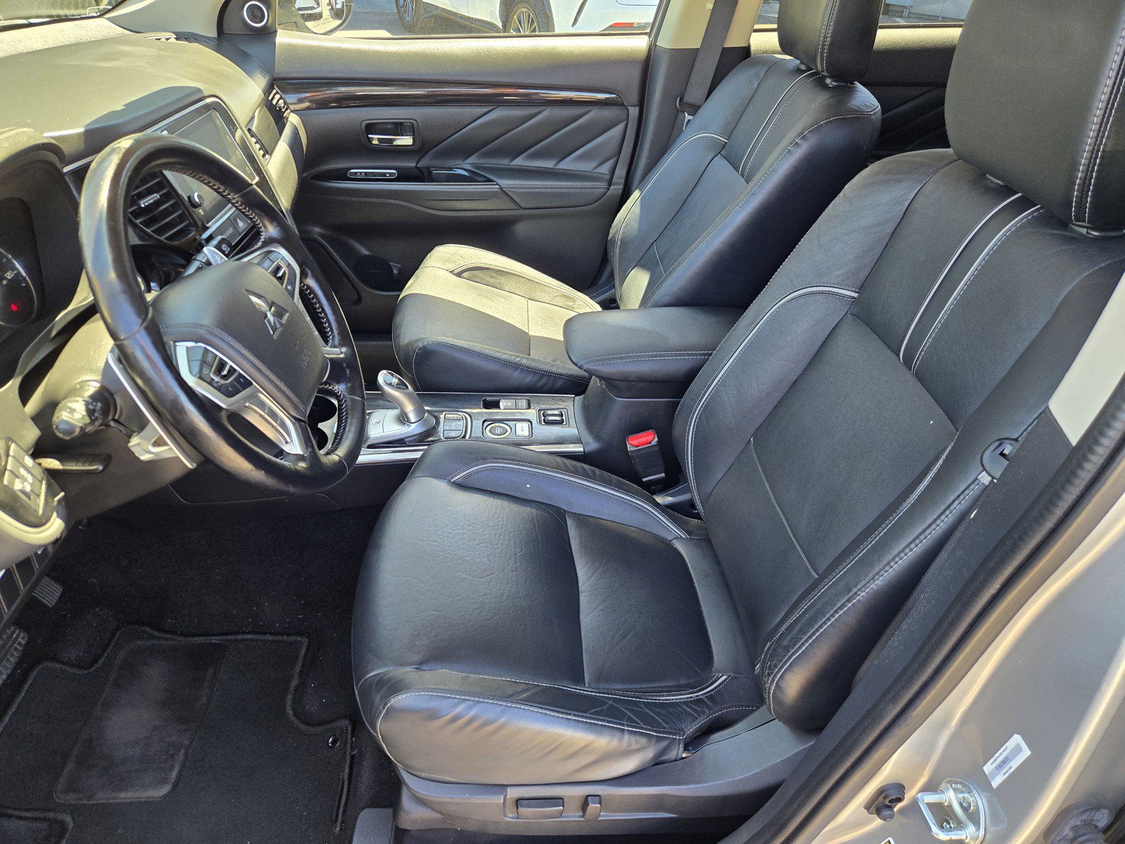 Used 2018 Mitsubishi Outlander 4WD Plug-In Hybrid image 15