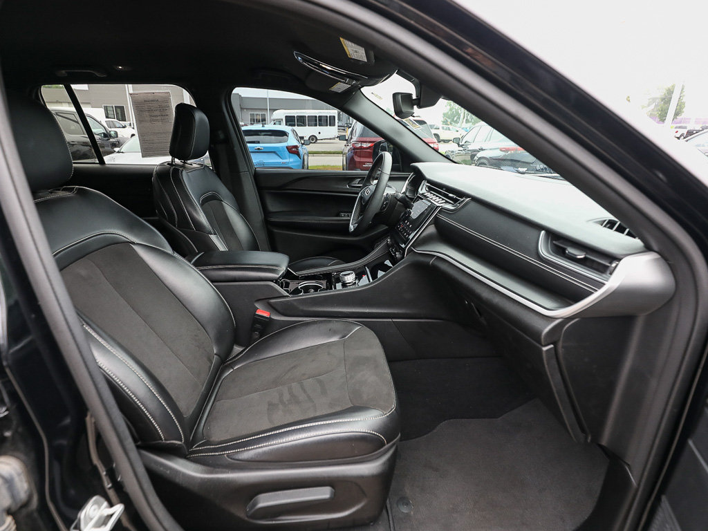 Used 2023 Jeep Grand Cherokee Altitude AWD/4WD image 21