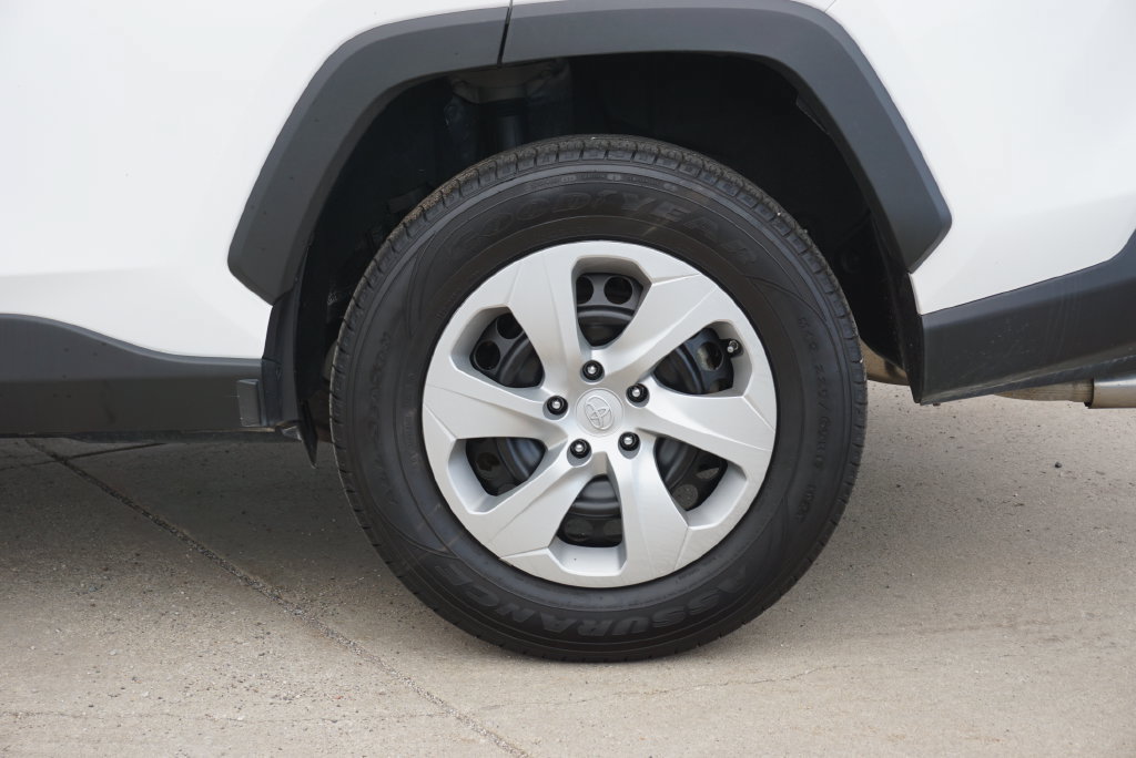 Used 2022 Toyota RAV4 LE AWD/4WD image 9