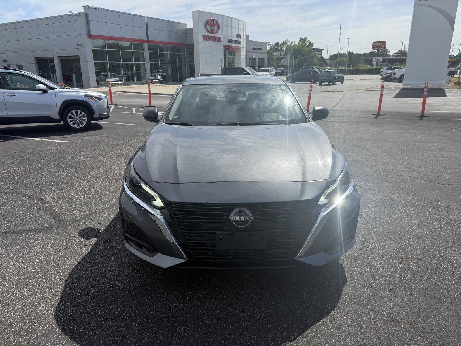 Used 2025 Nissan Altima 2.5 SV FWD image 2
