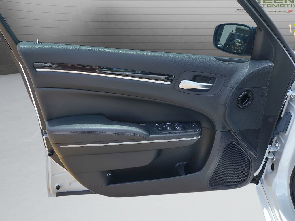 Used 2023 Chrysler 300 Touring w/ Sport Appearance Package image 10