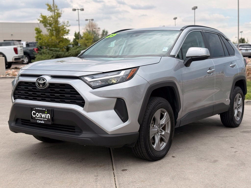 Used 2025 Toyota RAV4 XLE AWD/4WD image 4