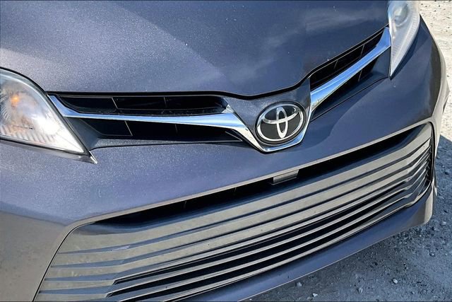 Used 2020 Toyota Sienna XLE w/ XLE Navigation Package FWD image 31