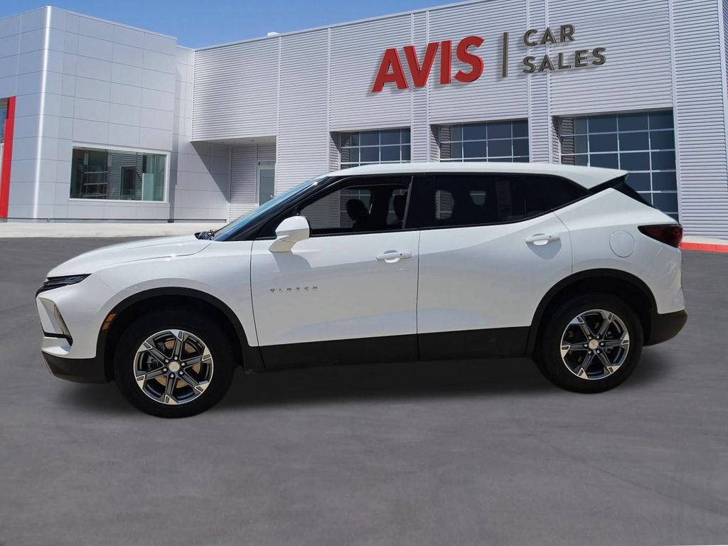 Used 2025 Chevrolet Blazer LT FWD image 2