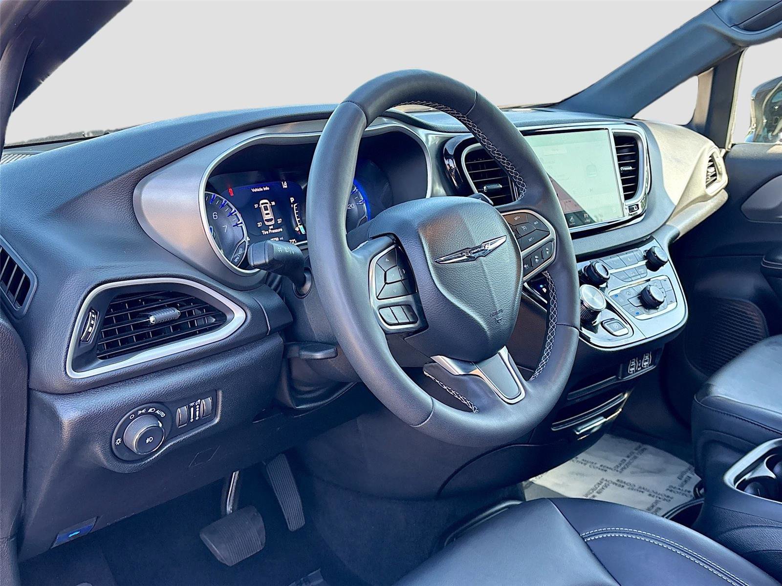 Used 2025 Chrysler Pacifica Select FWD image 9