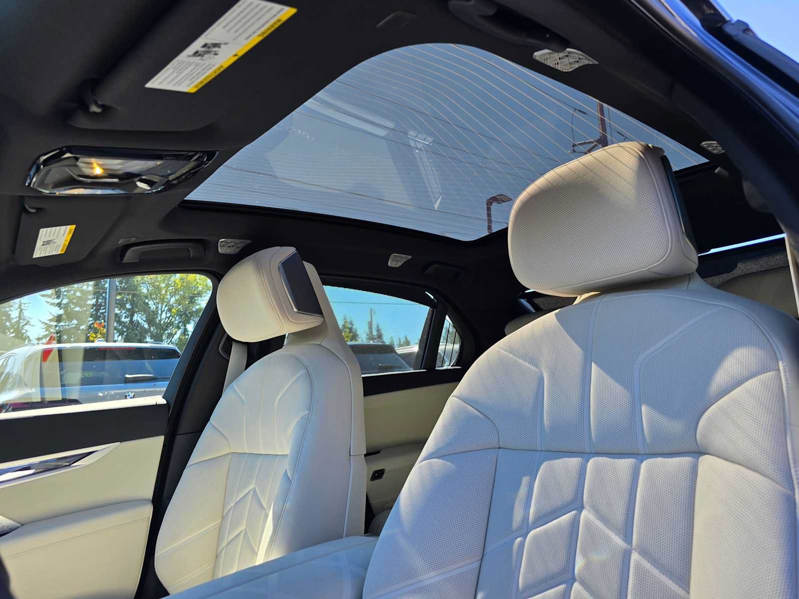 Used 2025 BMW 750e xDrive w/ Executive Package AWD/4WD image 23
