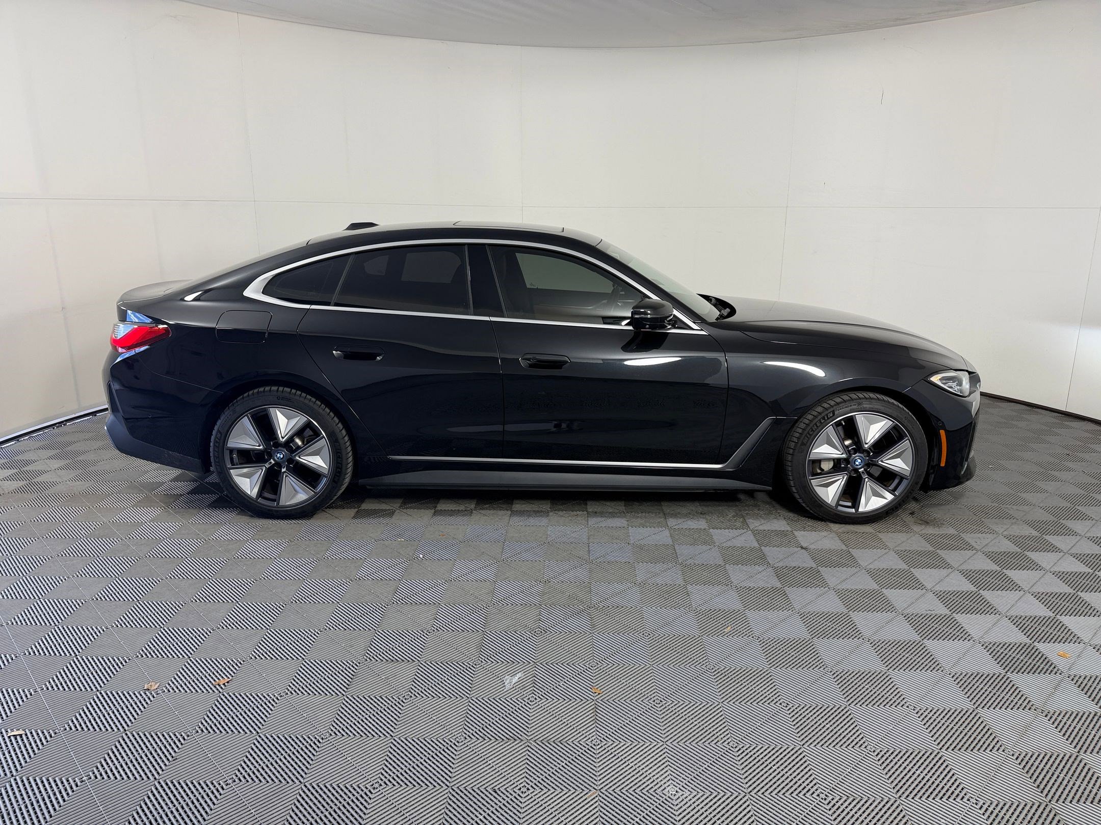 Used 2023 BMW i4 eDrive35 w/ Premium Package RWD image 8