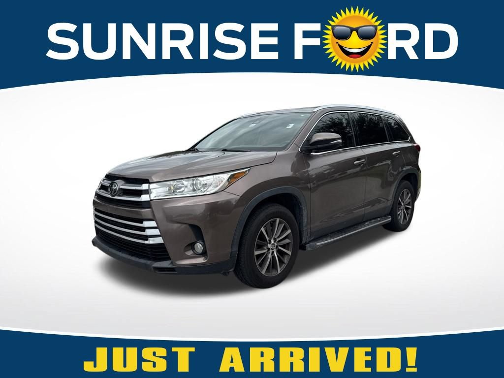Used 2019 Toyota Highlander XLE FWD image 1