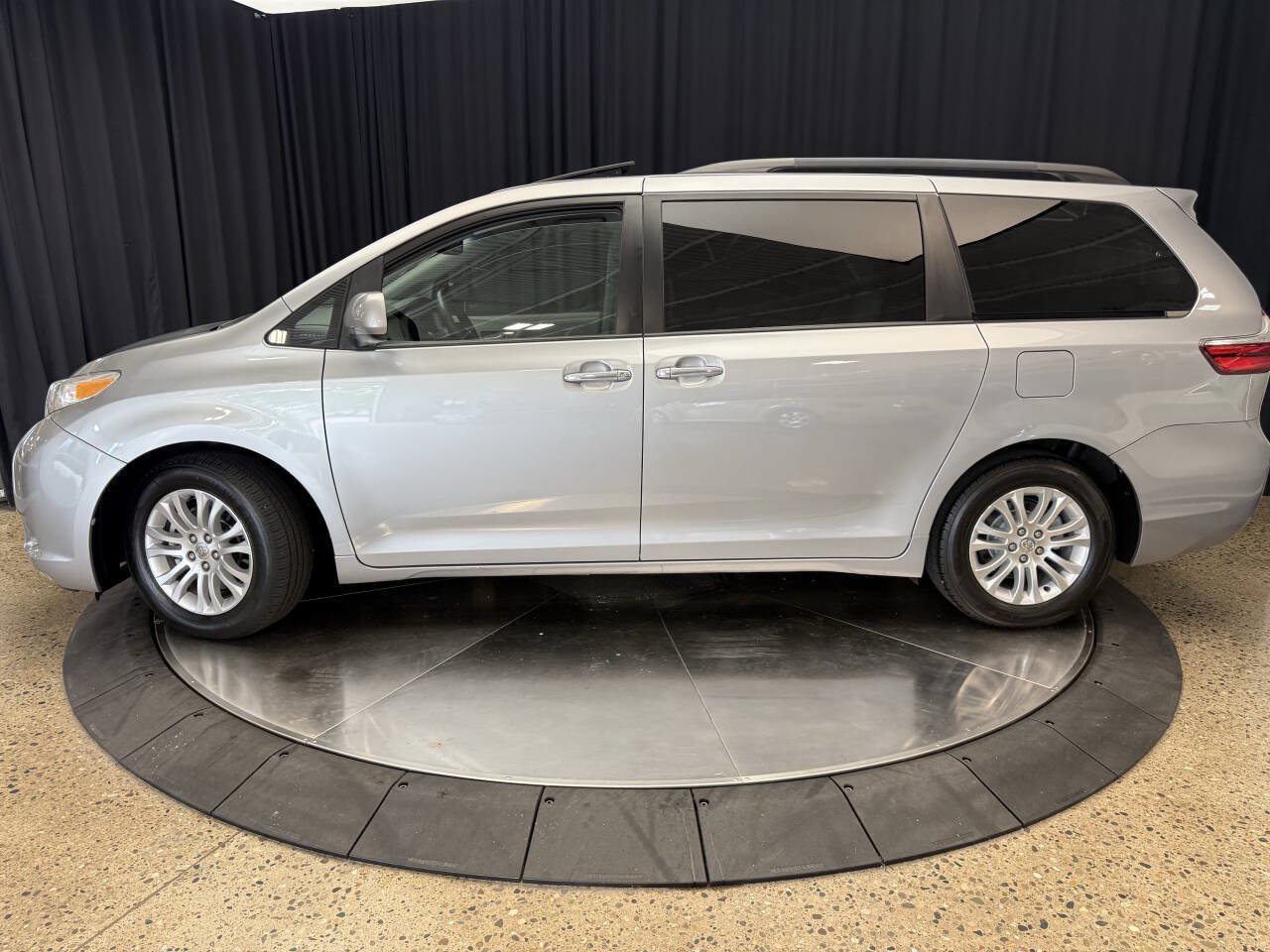 Used 2015 Toyota Sienna XLE w/ XLE Navigation Package FWD image 3