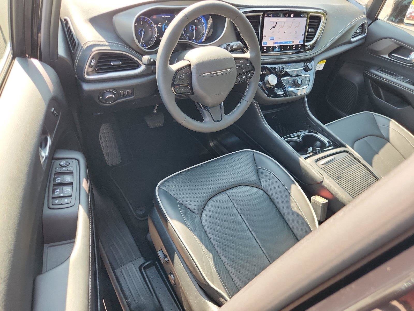 Used 2027 Chrysler Pacifica Limited FWD image 18