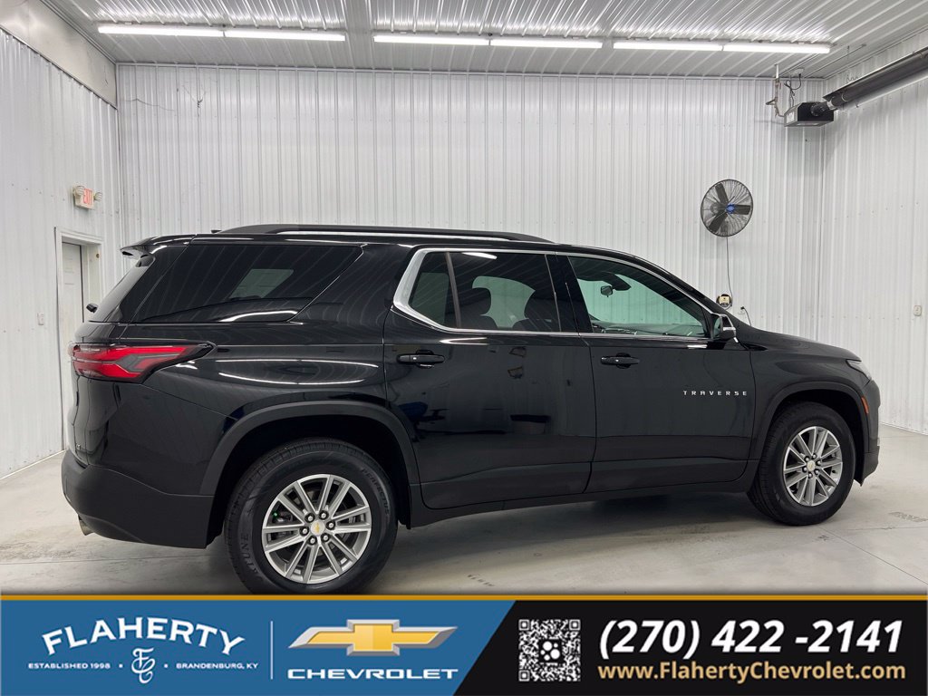 Used 2023 Chevrolet Traverse LT FWD image 2