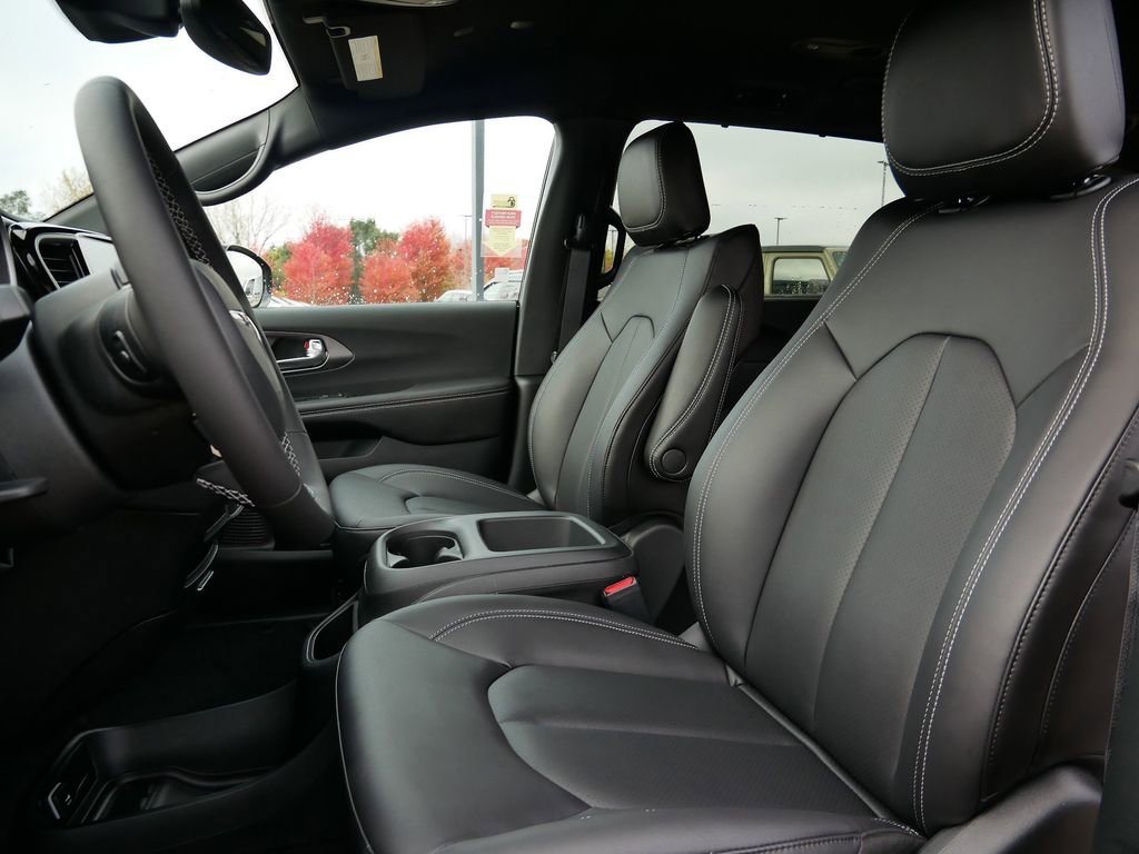 New 2026 Chrysler Pacifica Select image 6