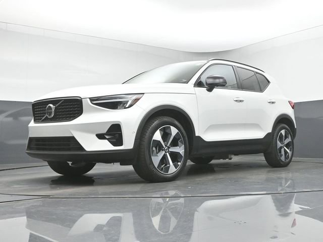 Used 2024 Volvo XC40 B5 Plus image 36