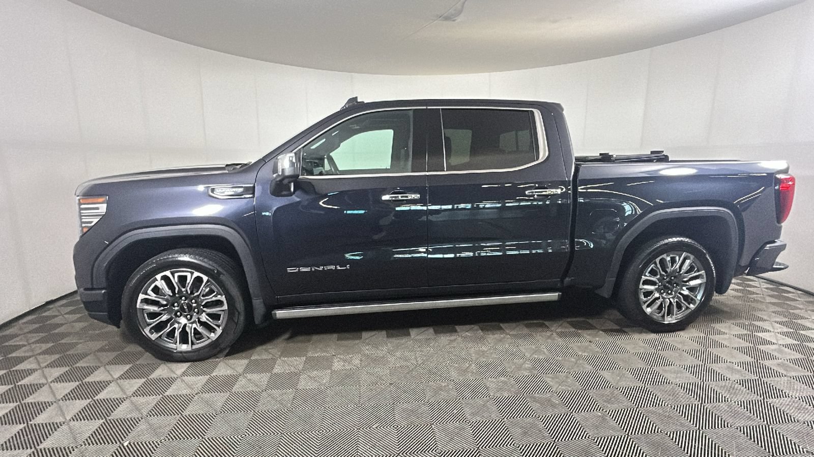 Used 2025 GMC Sierra 1500 Denali Ultimate AWD/4WD image 7
