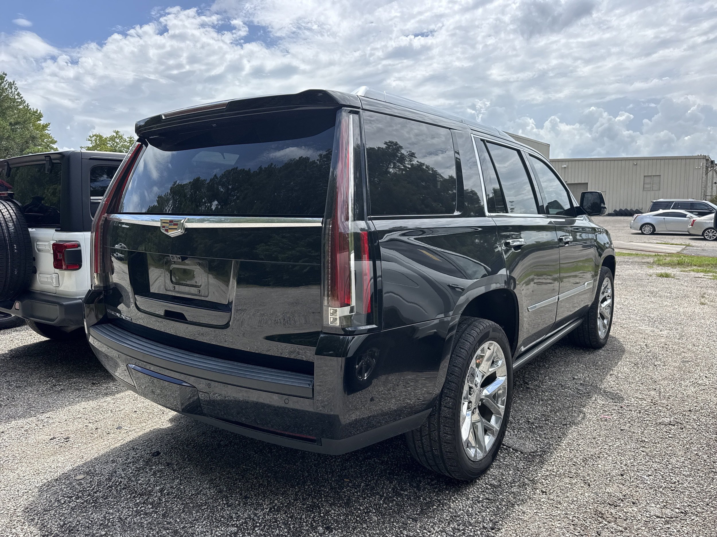 Used 2020 Cadillac Escalade Premium Luxury AWD/4WD image 3