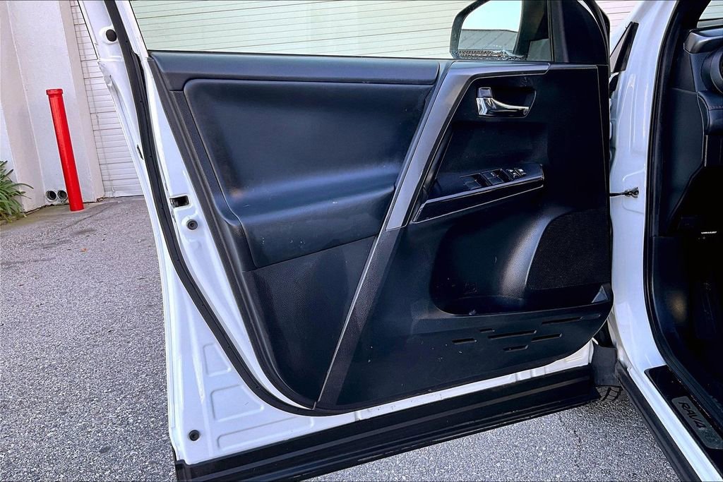 Used 2018 Toyota RAV4 SE w/ Advanced Technology Package image 20