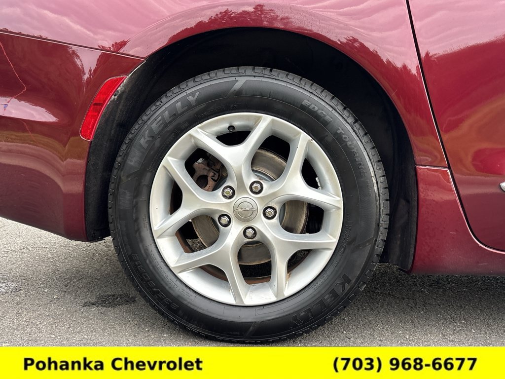 Used 2018 Chrysler Pacifica Touring-L w/ Tire & Wheel Group FWD image 29