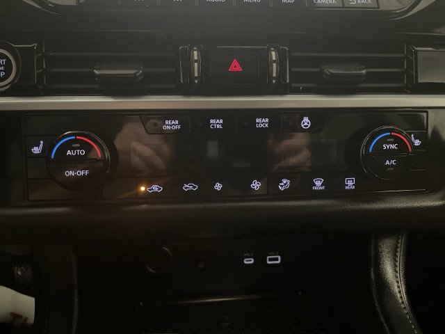 Used 2024 Nissan Pathfinder SL w/ Black Appearance Package AWD/4WD image 19