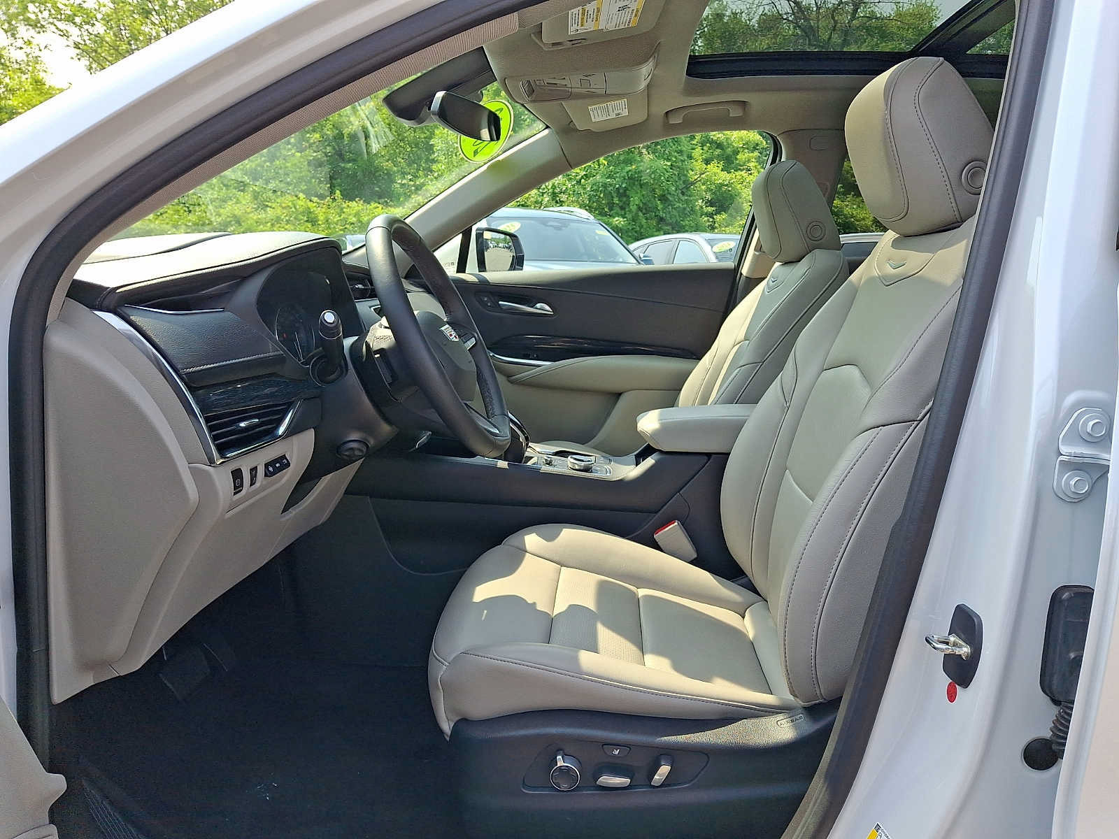 Used 2023 Cadillac XT4 Premium Luxury w/ Technology Package AWD/4WD image 13