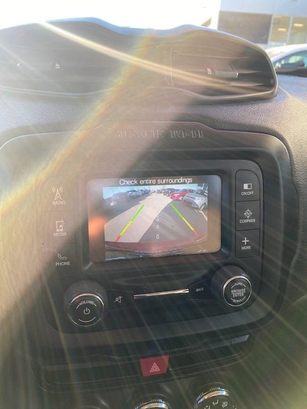 Used 2015 Jeep Renegade Latitude FWD image 11