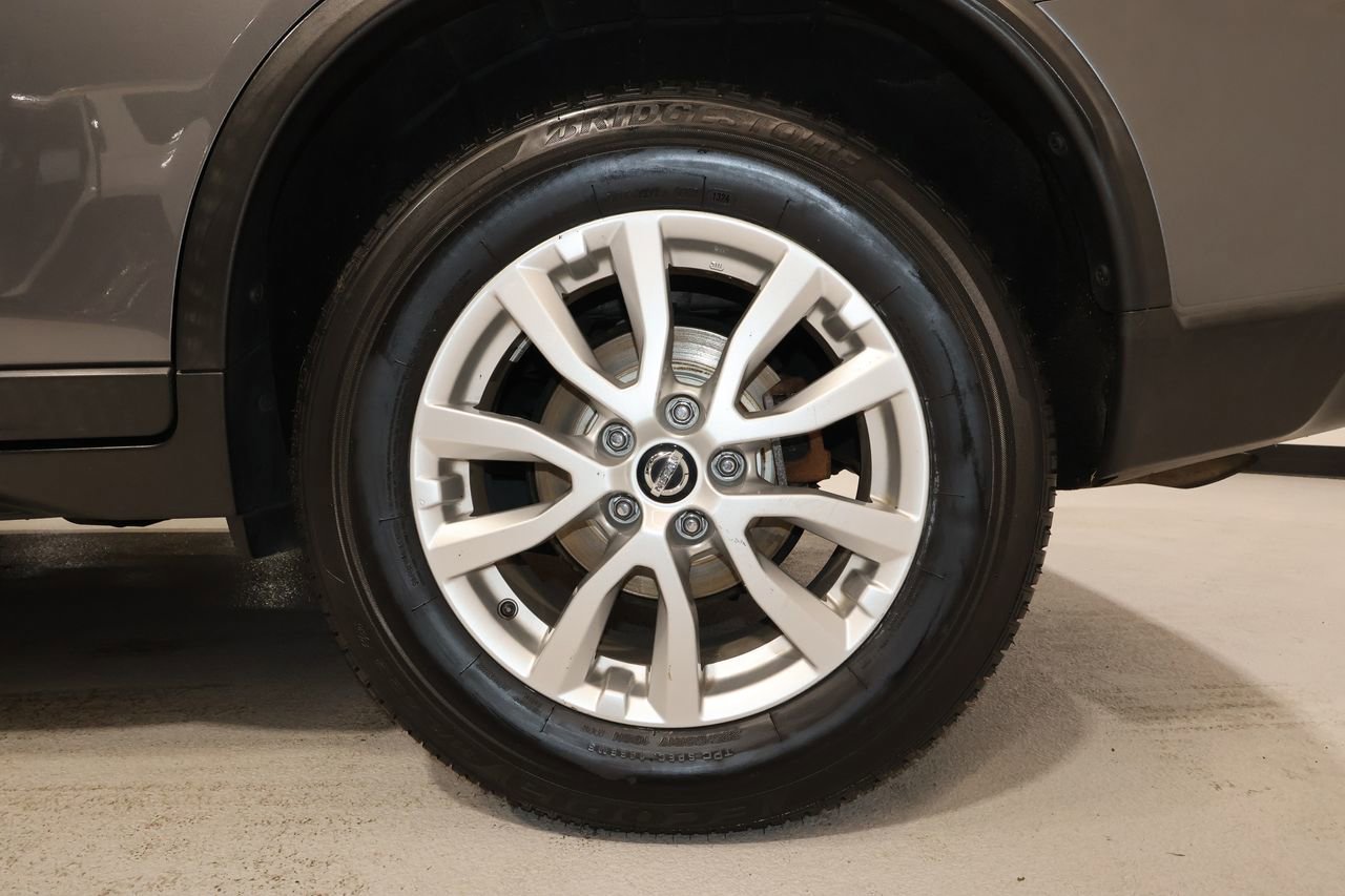 Used 2017 Nissan Rogue SV w/ SV Premium Package image 33