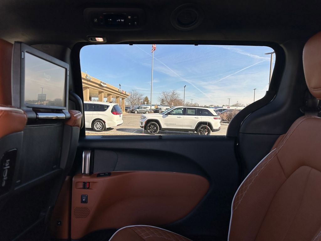 New 2026 Chrysler Pacifica Pinnacle image 17