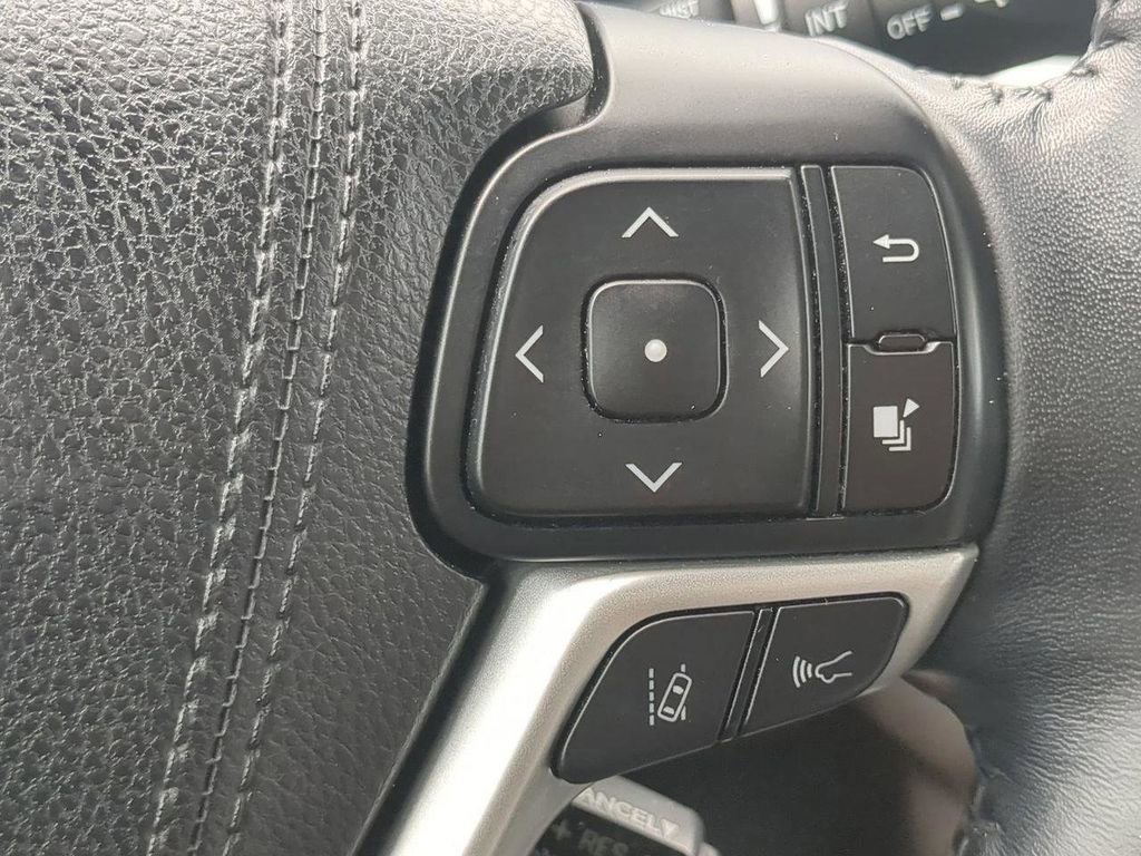 Used 2017 Toyota Highlander XLE FWD image 26