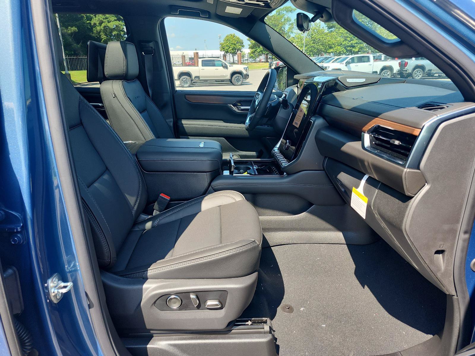 New 2026 GMC Yukon Denali w/ Denali Reserve Package AWD/4WD image 11