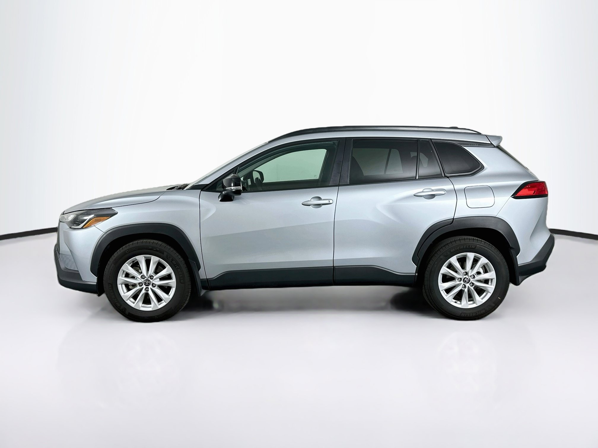 Used 2025 Toyota Corolla Cross LE w/ Moonroof Package FWD image 4