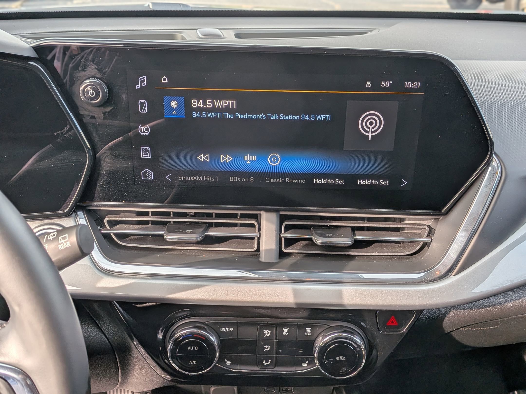 Certified 2025 Chevrolet Trax LT w/ LT Convenience Package image 26