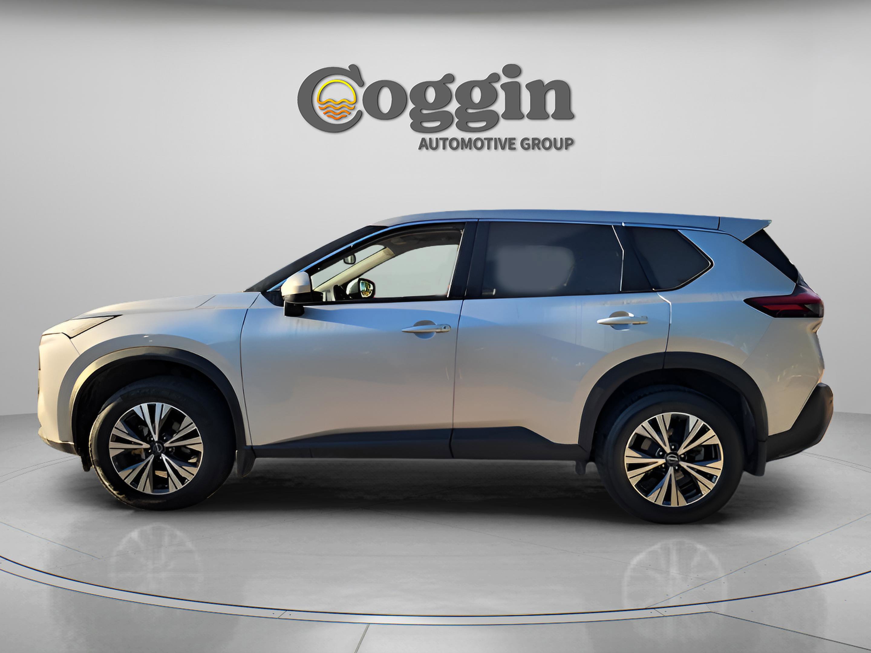 Used 2023 Nissan Rogue SV image 2