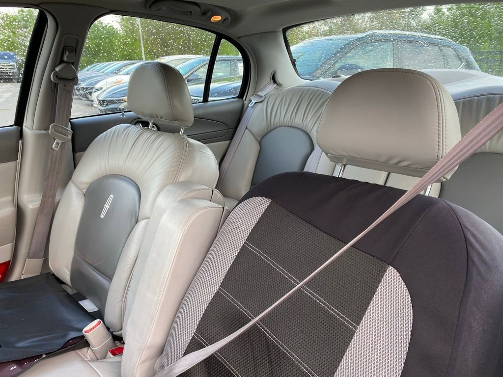 Used 2002 Lincoln Continental image 16