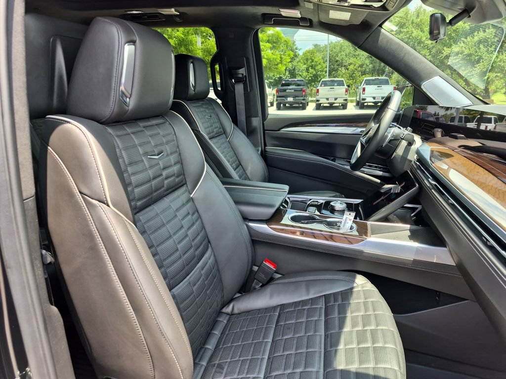 Used 2025 Cadillac Escalade ESV Sport Platinum w/ LPO, ONYX Package AWD/4WD image 43