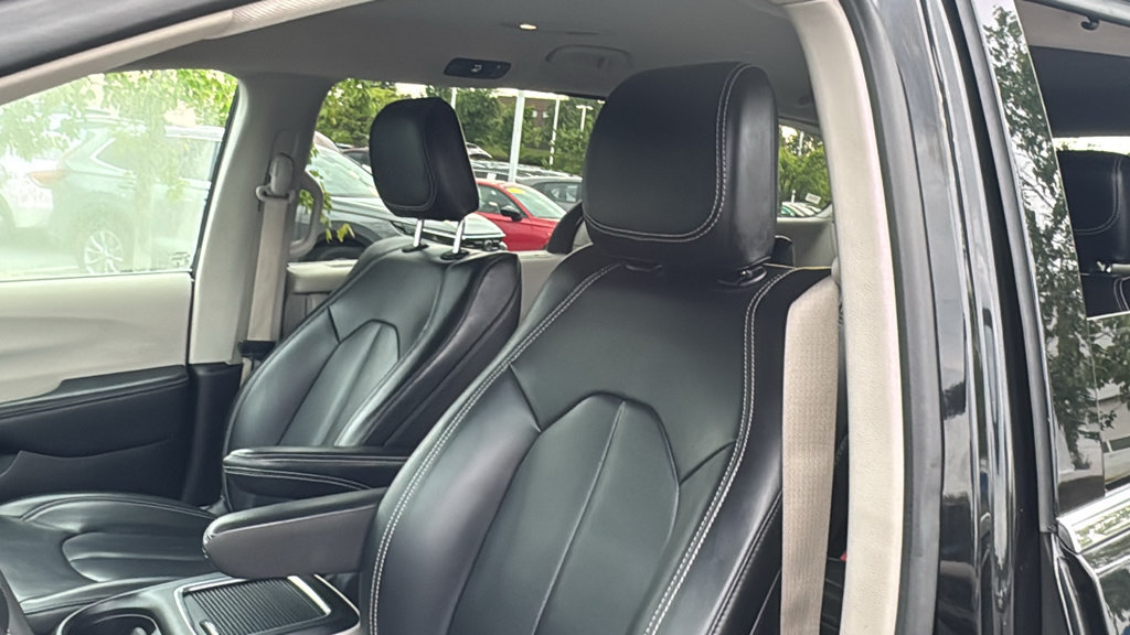 Used 2023 Chrysler Pacifica Touring-L FWD image 11