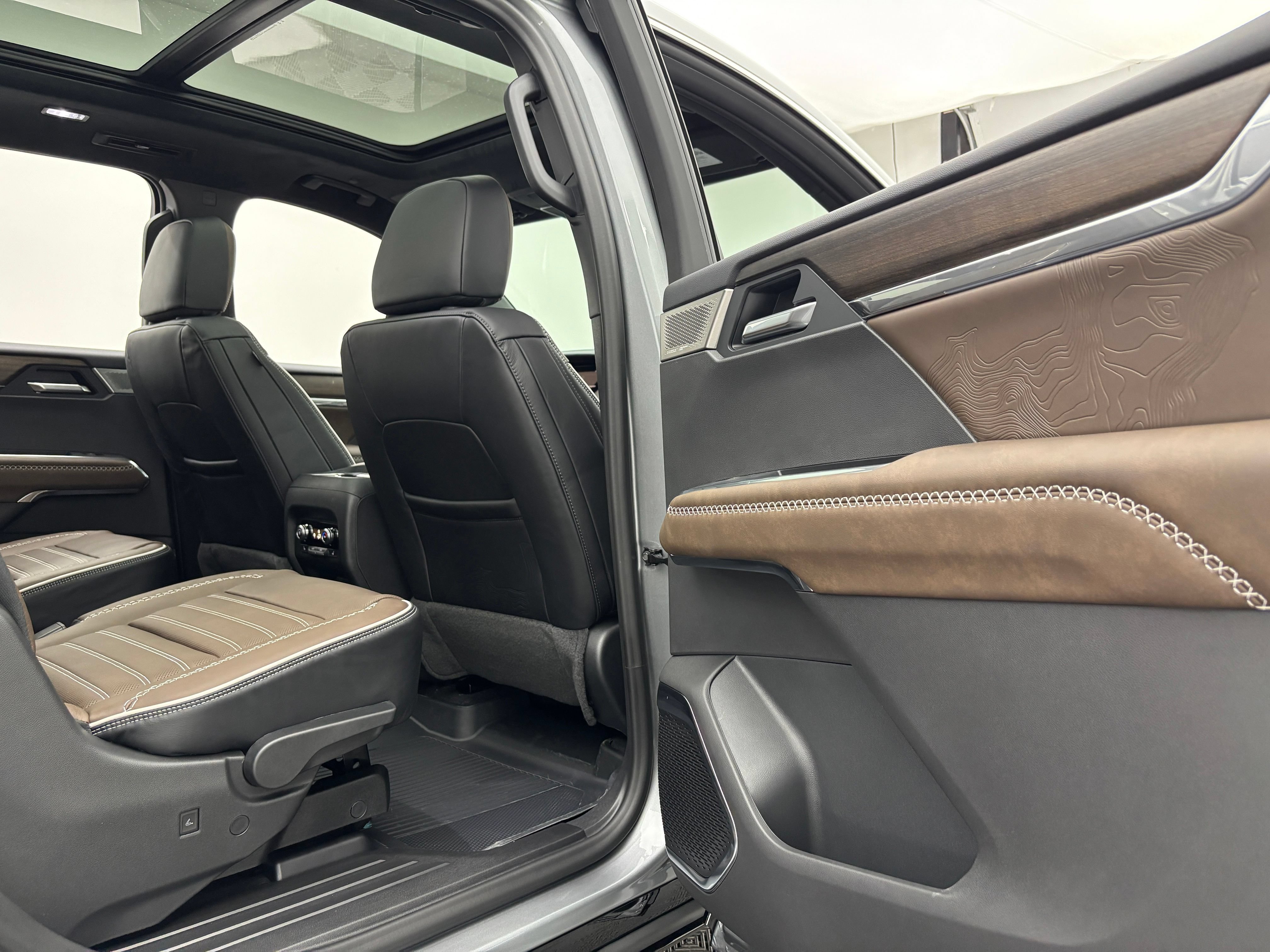 New 2026 GMC Acadia Denali Ultimate w/ LPO, Floor Liner Package AWD/4WD image 42