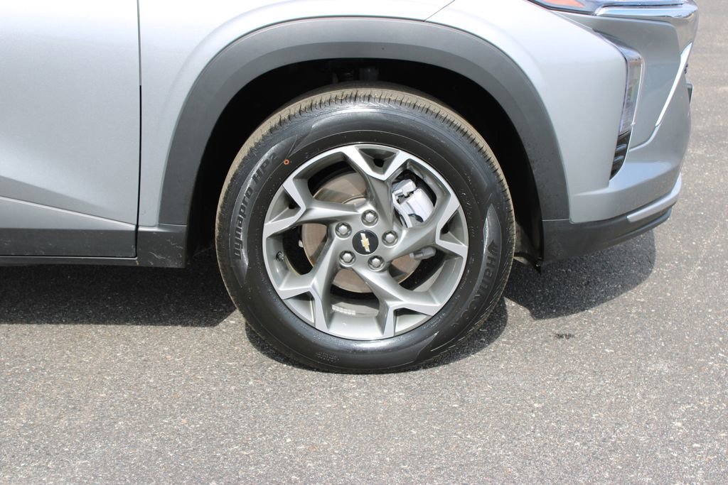 Used 2025 Chevrolet Trax LT image 12