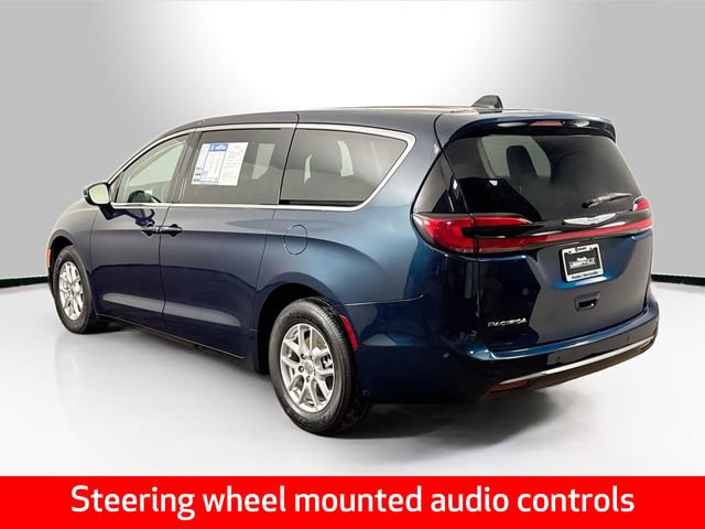 Used 2023 Chrysler Pacifica Touring-L image 7