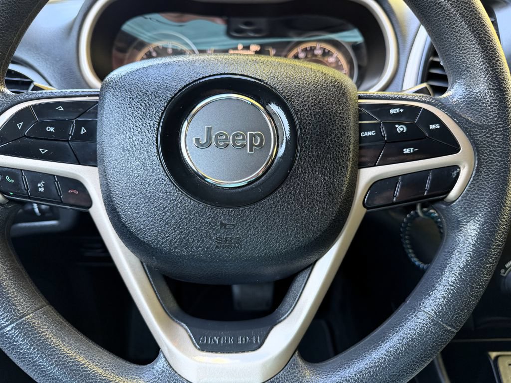 Used 2018 Jeep Cherokee Latitude FWD image 16