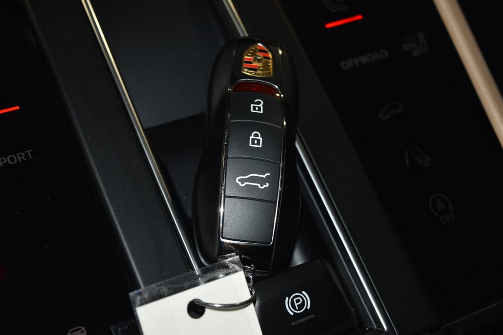 Certified 2025 Porsche Macan AWD/4WD image 19