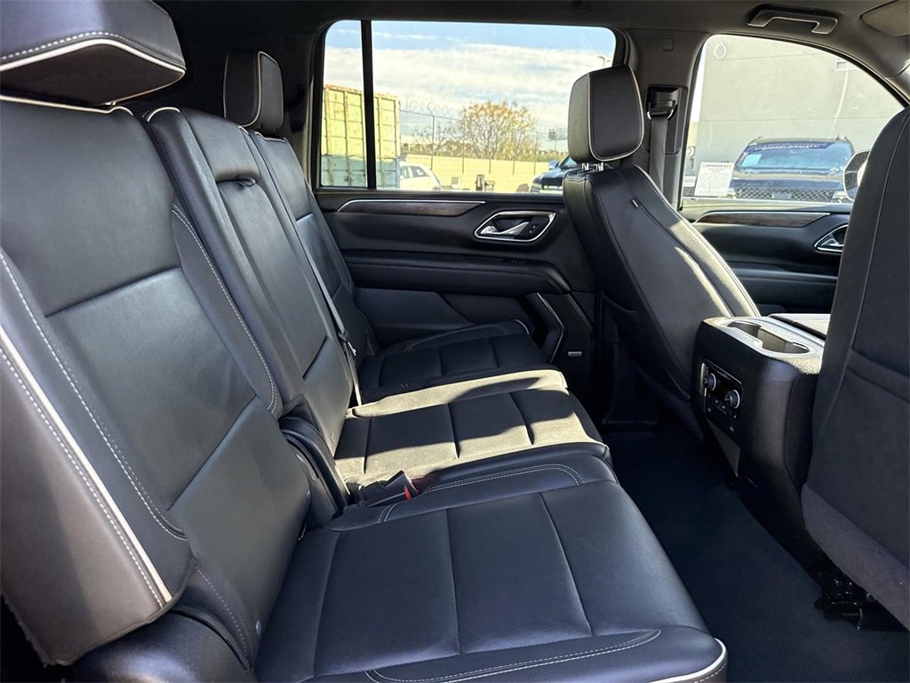 Used 2024 Chevrolet Suburban Premier image 25