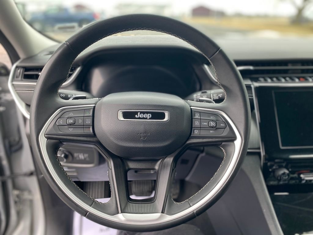 Used 2023 Jeep Grand Cherokee L Laredo image 28