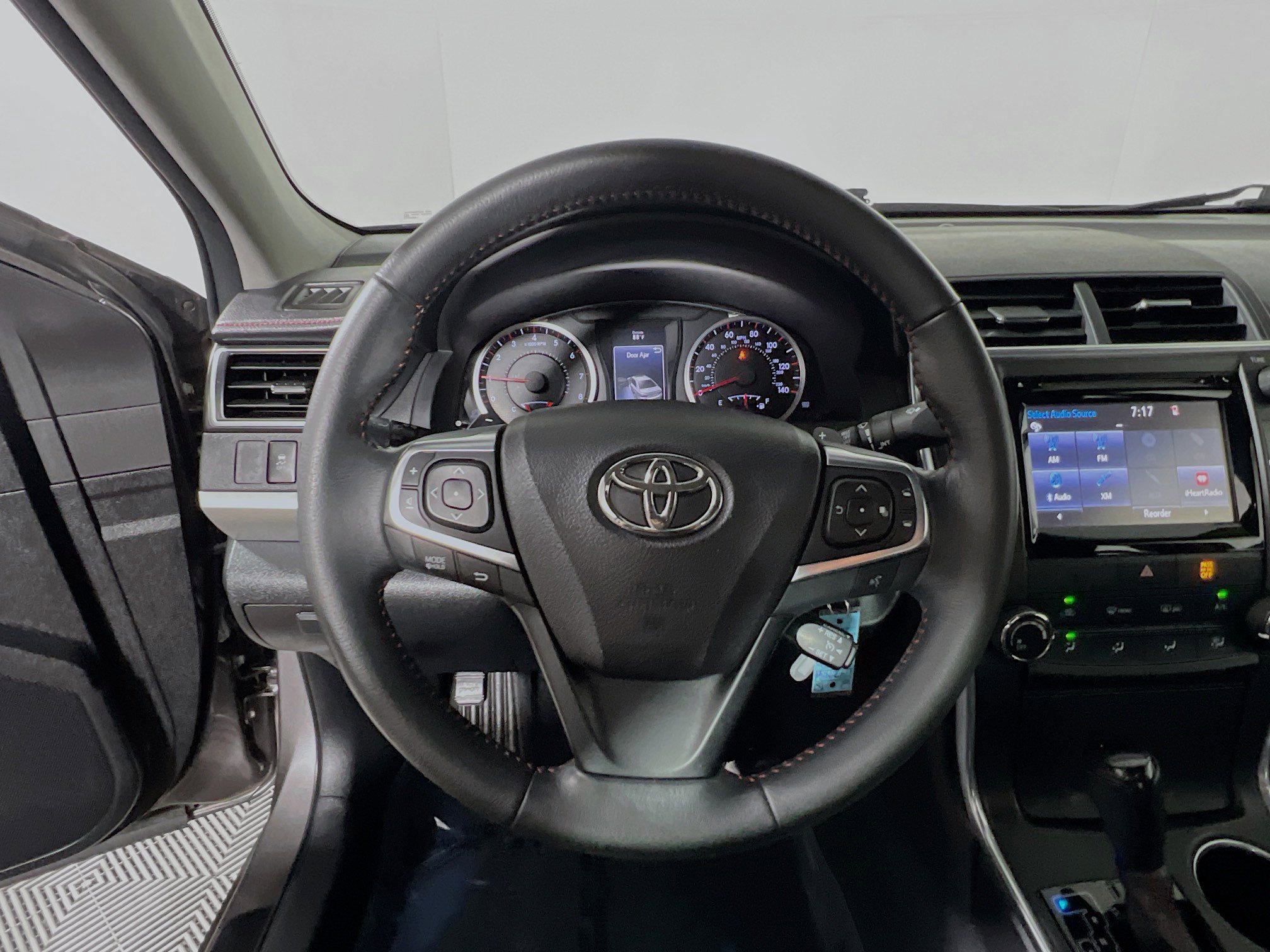 Used 2015 Toyota Camry SE FWD image 18