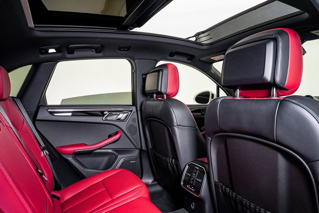 Certified 2025 Porsche Macan image 16