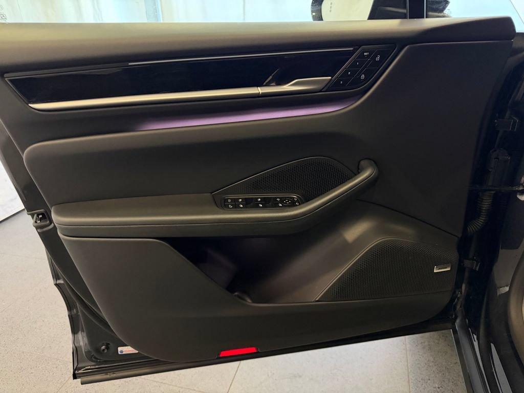 Certified 2025 Porsche Macan 4S Electric AWD/4WD image 14