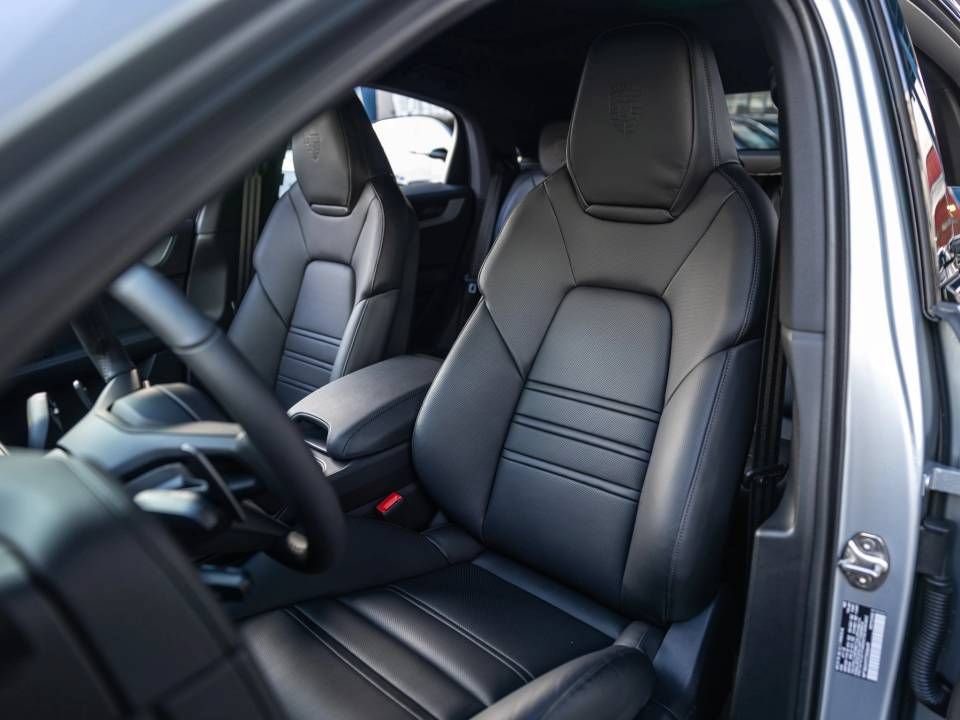 Certified 2026 Porsche Cayenne Coupe AWD/4WD image 5
