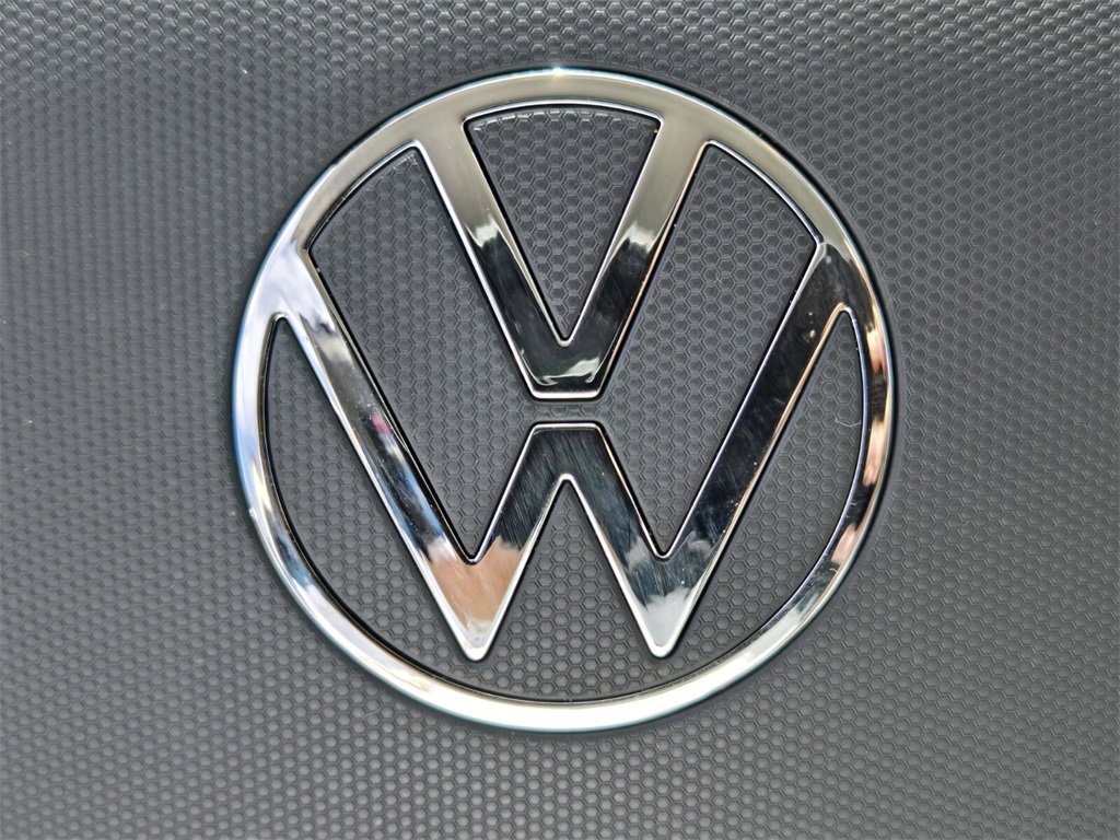 Certified 2025 Volkswagen Taos SE image 29